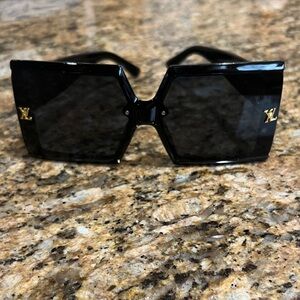 BRAND NEW Auth. LV Black Designer sunglasses 🕶️ read caption